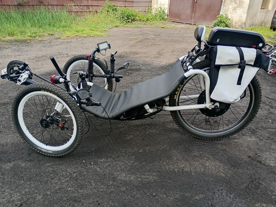 Rower poziomy trójkołowy