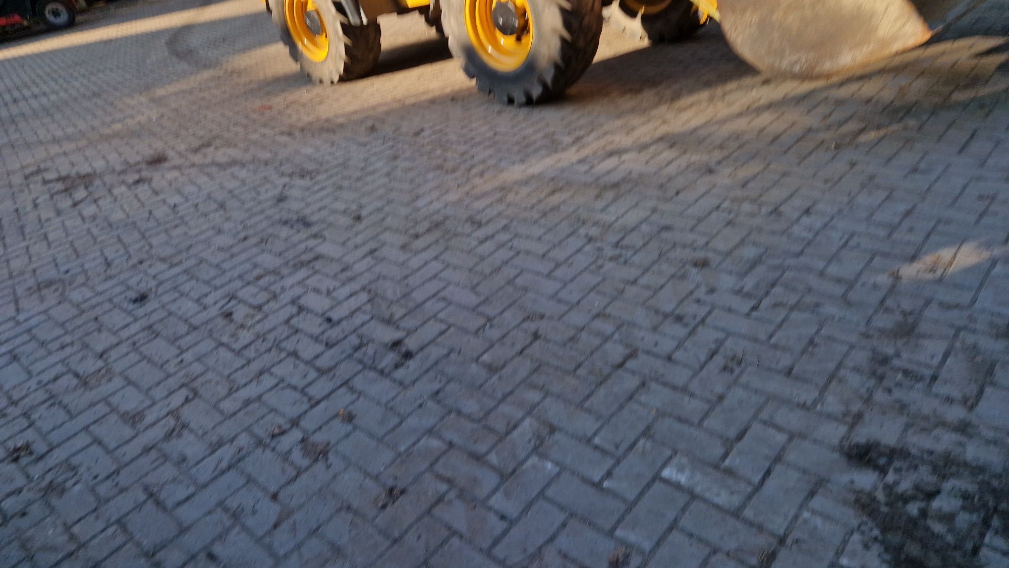 Jcb TM 220 z 2011 roku łyżka I widły