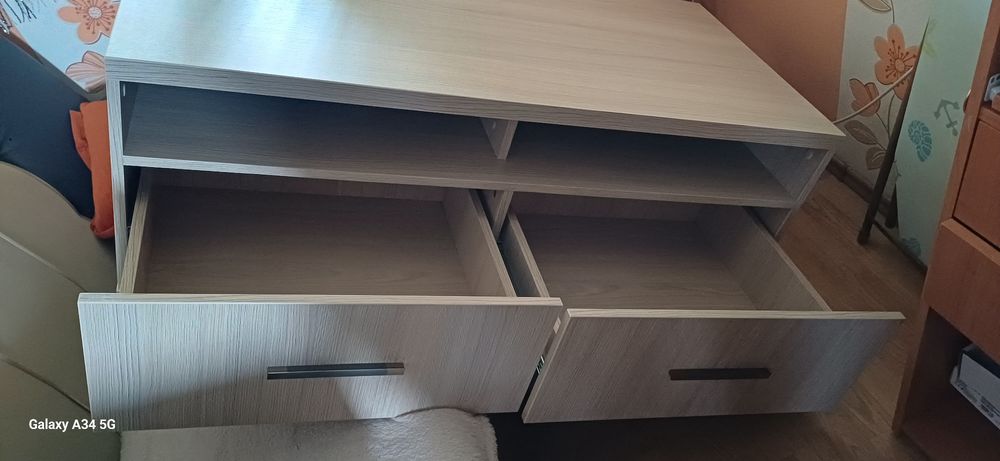 Komoda pod TV z 2 -ma szufladami kolorze jasnym w b.dobrym stanie