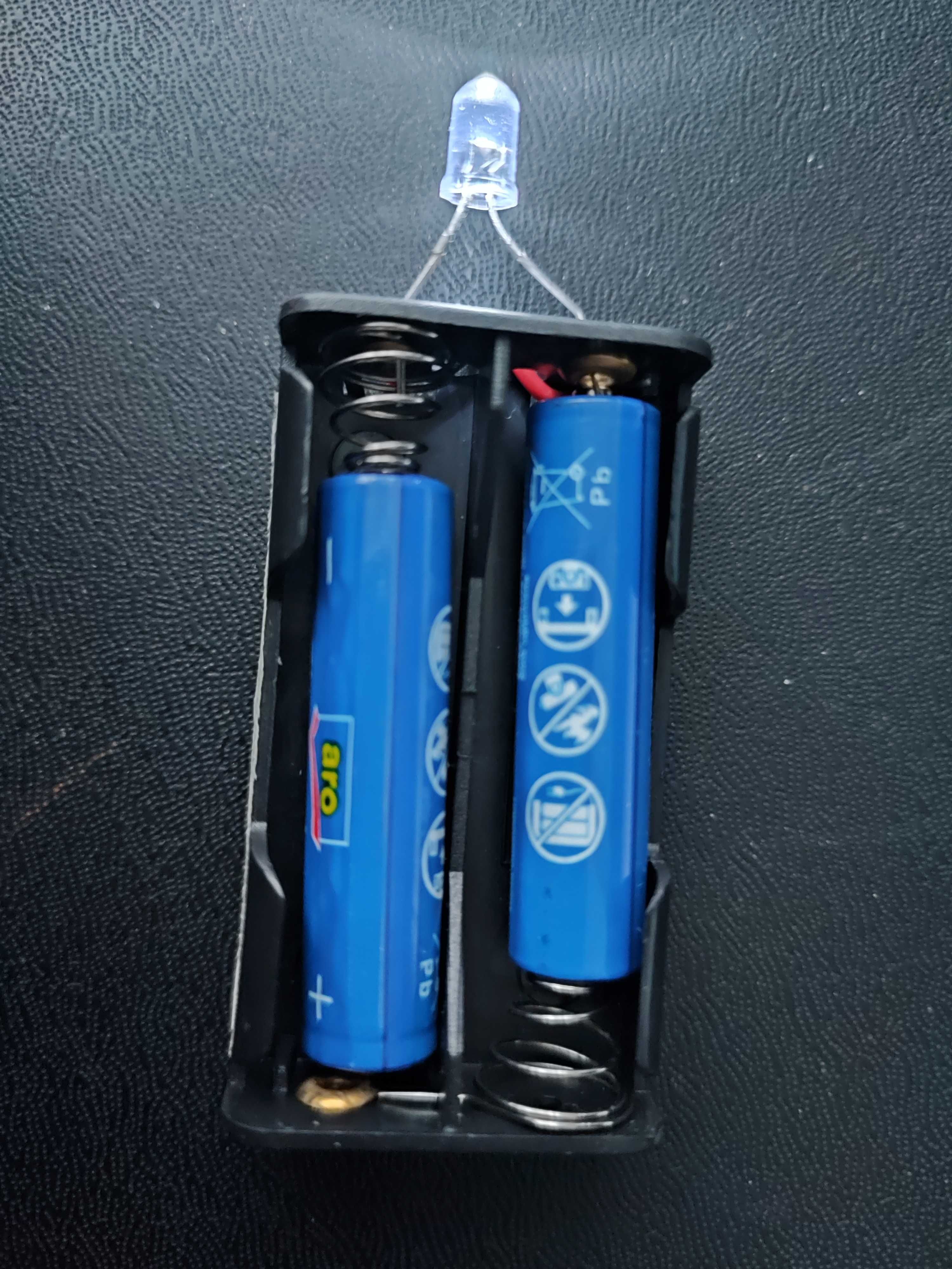 Фонарь фонарик на батарейках для аварийного отключения электроэнергии.