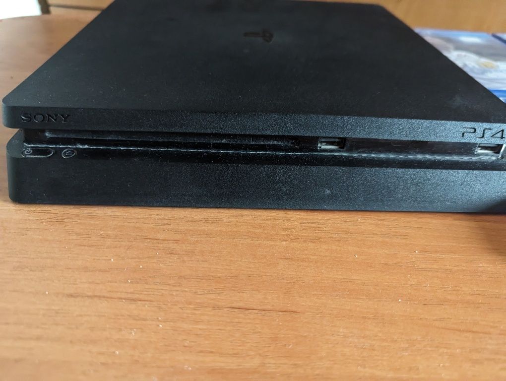 PS4 slim + 10 discs