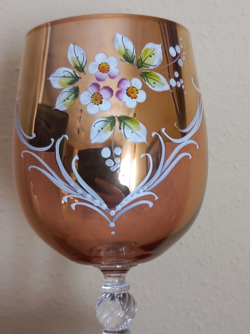 Śliczny szklany kieliszek - ręcznie malowane kwiaty, Czechosłowacja