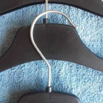 Отдам в Дар 5 крепких чёрных вешалок для одежды, юбок и брюк.