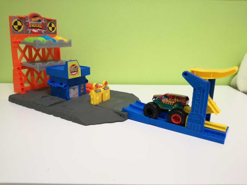Tor Hot Wheels Monster Truck Demolka na Stacji