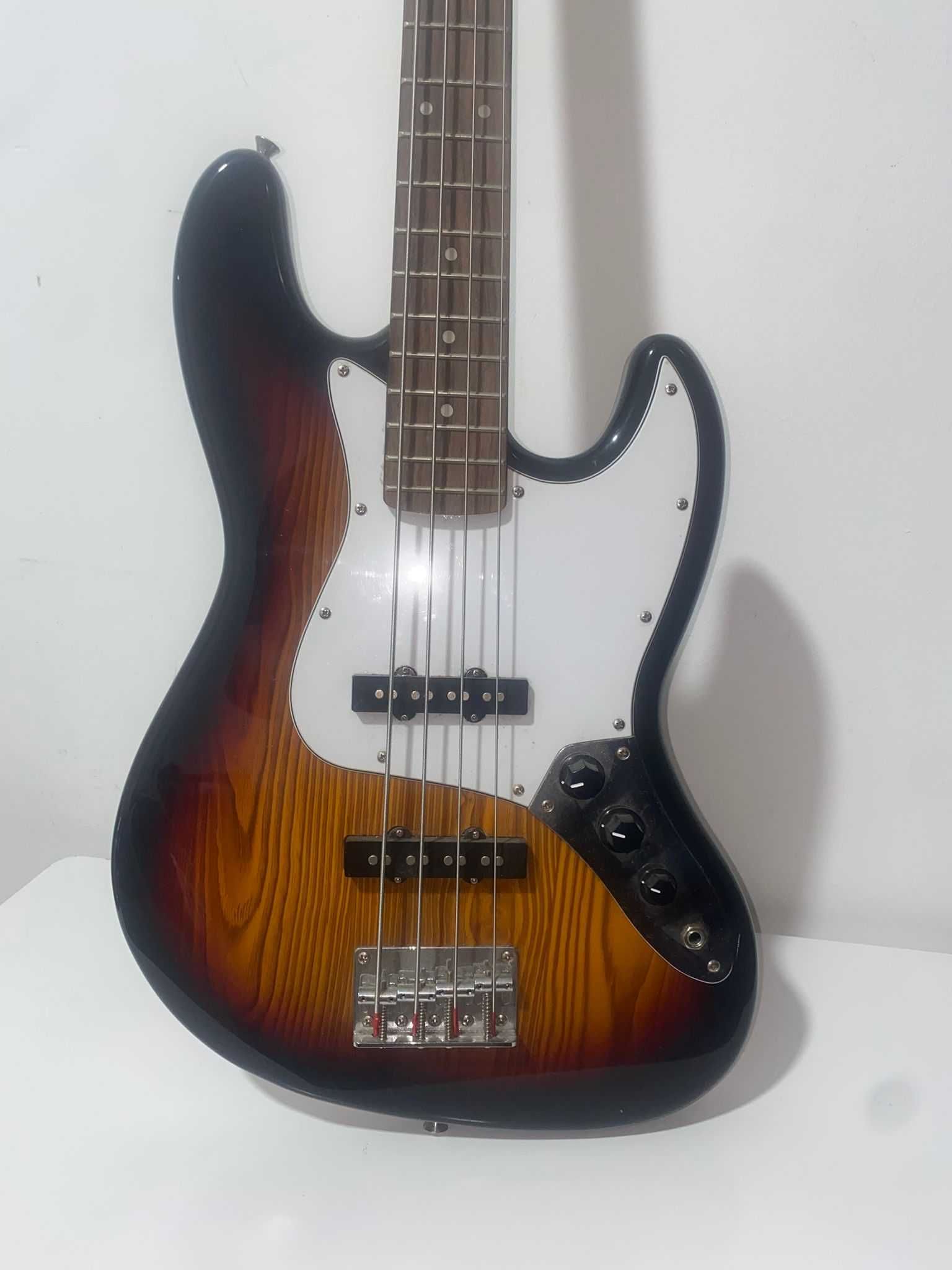 Baixo SX (inspirado no Fender Jazz Bass)