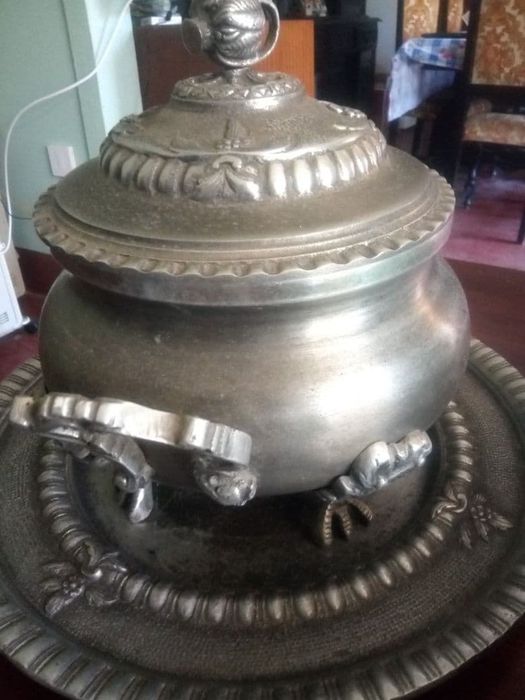 Terrina antiga- estado global nas fotografias.