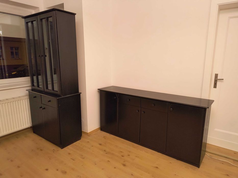 Czarne meble drewniane