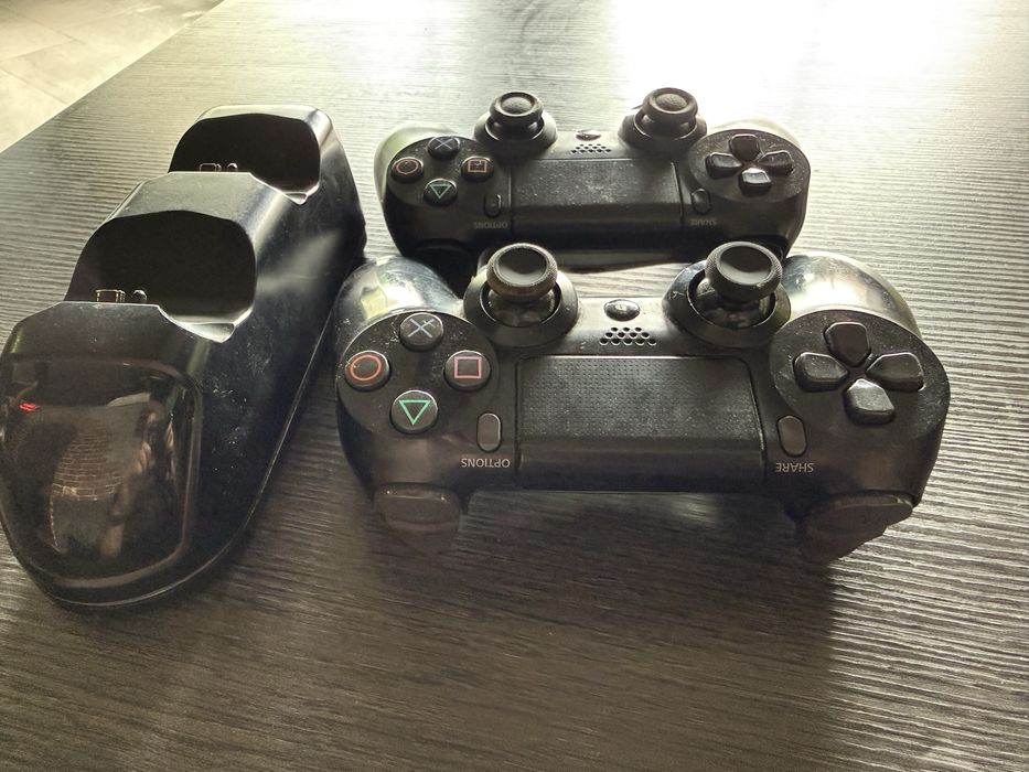 Джойстики PS4 з зарядною станцією