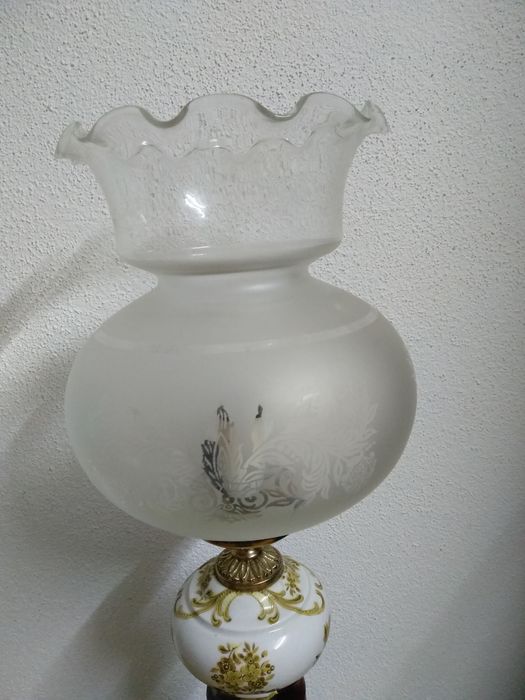 Candeeiros em loiça com campânula de vidro