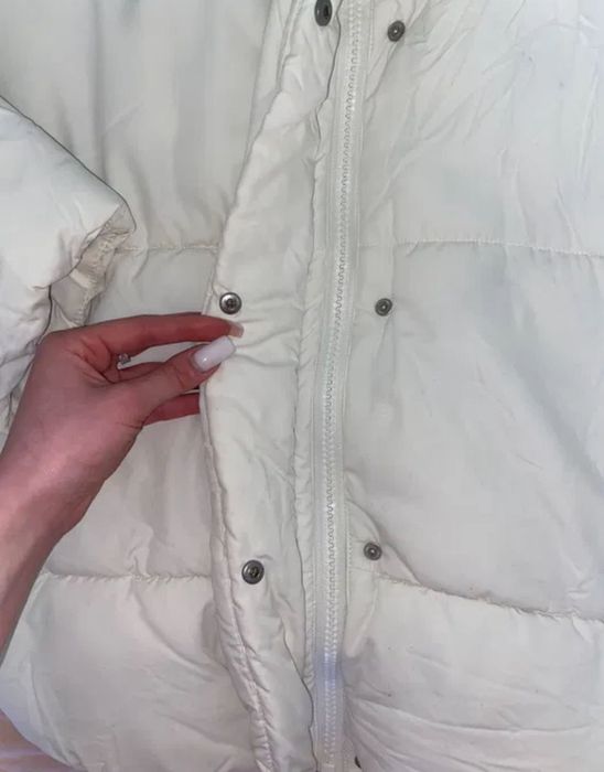 Зимова жіноча куртка білого кольору
