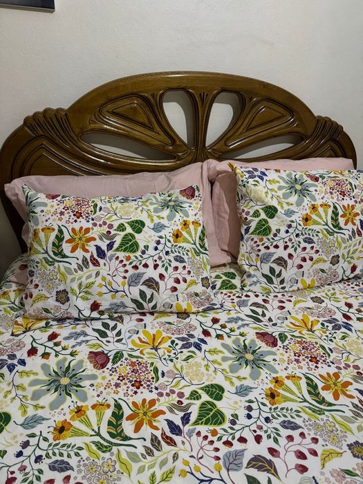 Quarto de casal de madeira maciça com mesinha cabeceira