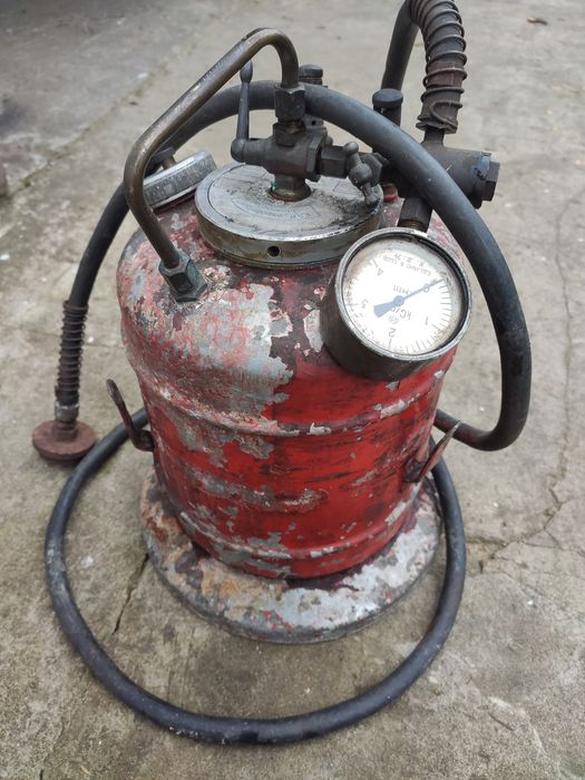 Przyrząd do odpowietrzania hamulców.