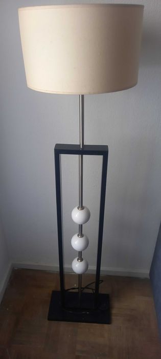 Mesa de sala antiga e candeeiro de sala