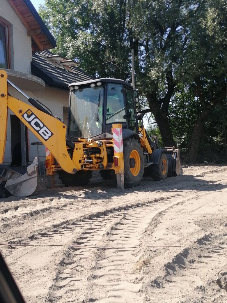 koparko-ładowarką koparka jcb 3cx wywrotka terenu fundamentPiasek 0-2