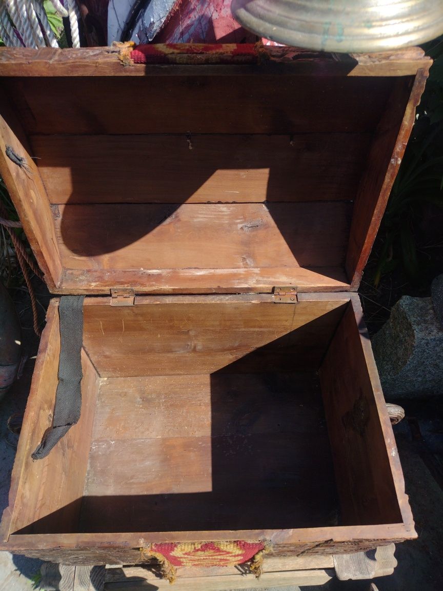 Stara drewniana skrzynia kufer rzeźbiona