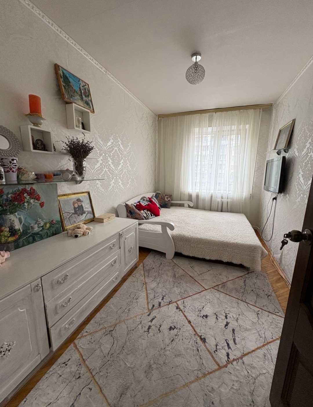 3к.квартира, Проспект Науки 24,Метро Демеевская 10 мин.пешком.61кв.м.