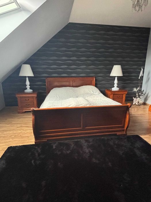 Zestaw drewnianych mebli sypialnianych