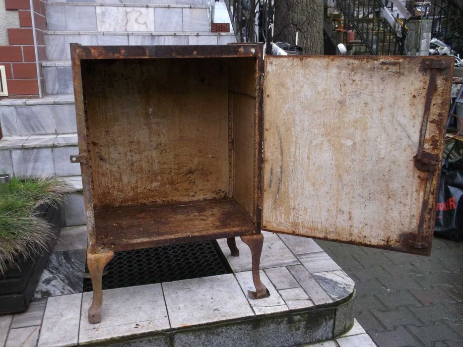 przedwojenne szafki medyczne i stolik z prlu