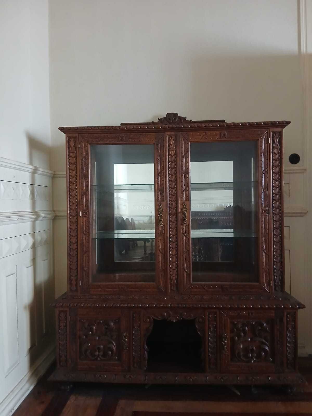 Vitrine antiga com entalhamentos