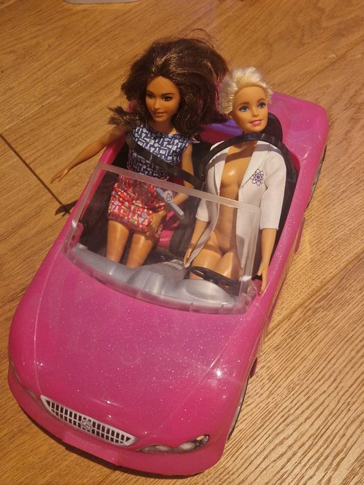 Samochód Barbie z lalkami