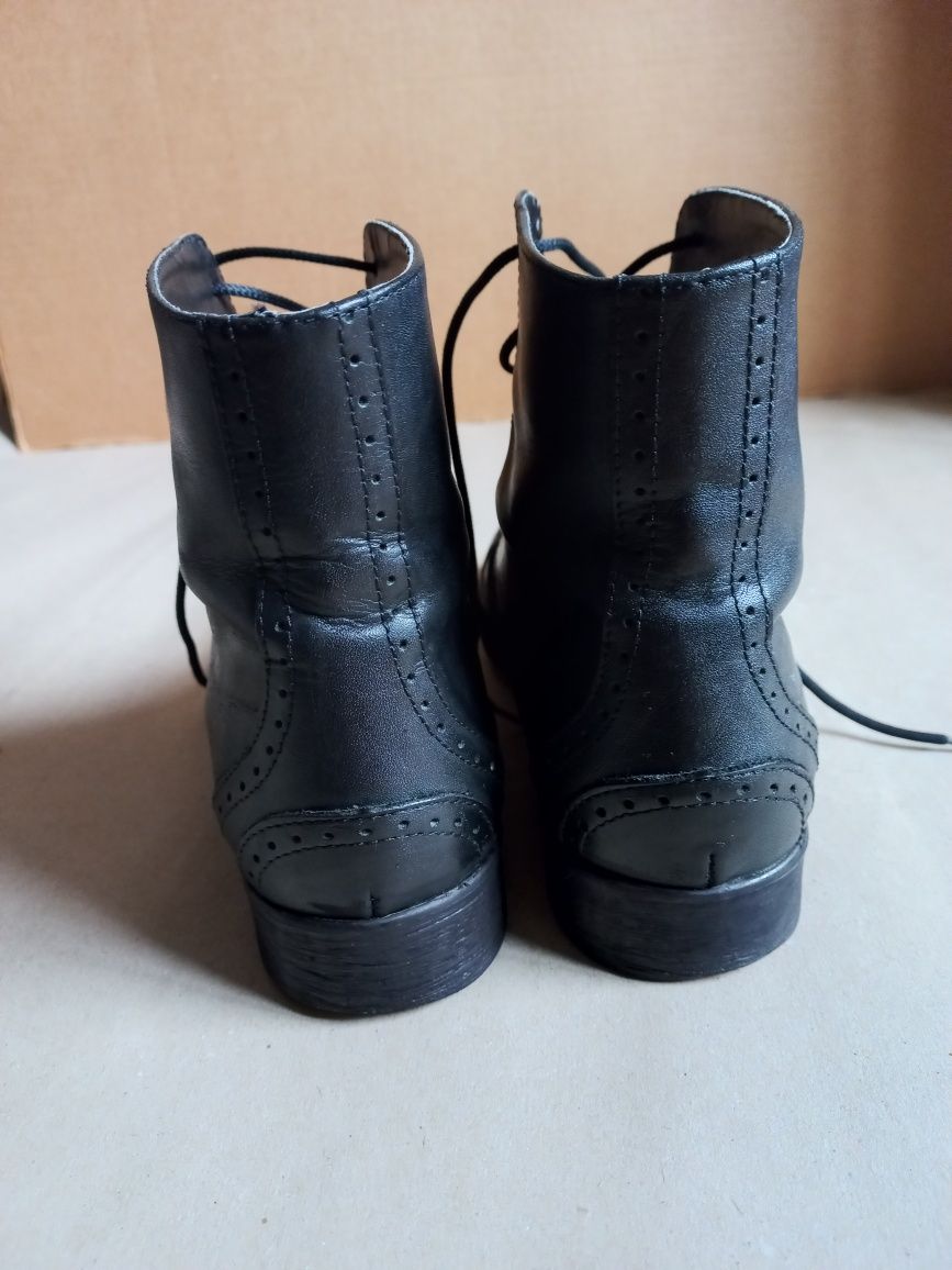 Botas de pele ZARA 36 com picotado