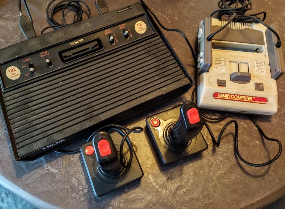 Consolas Anos 90 Nintendo Famicom e Atari 2600