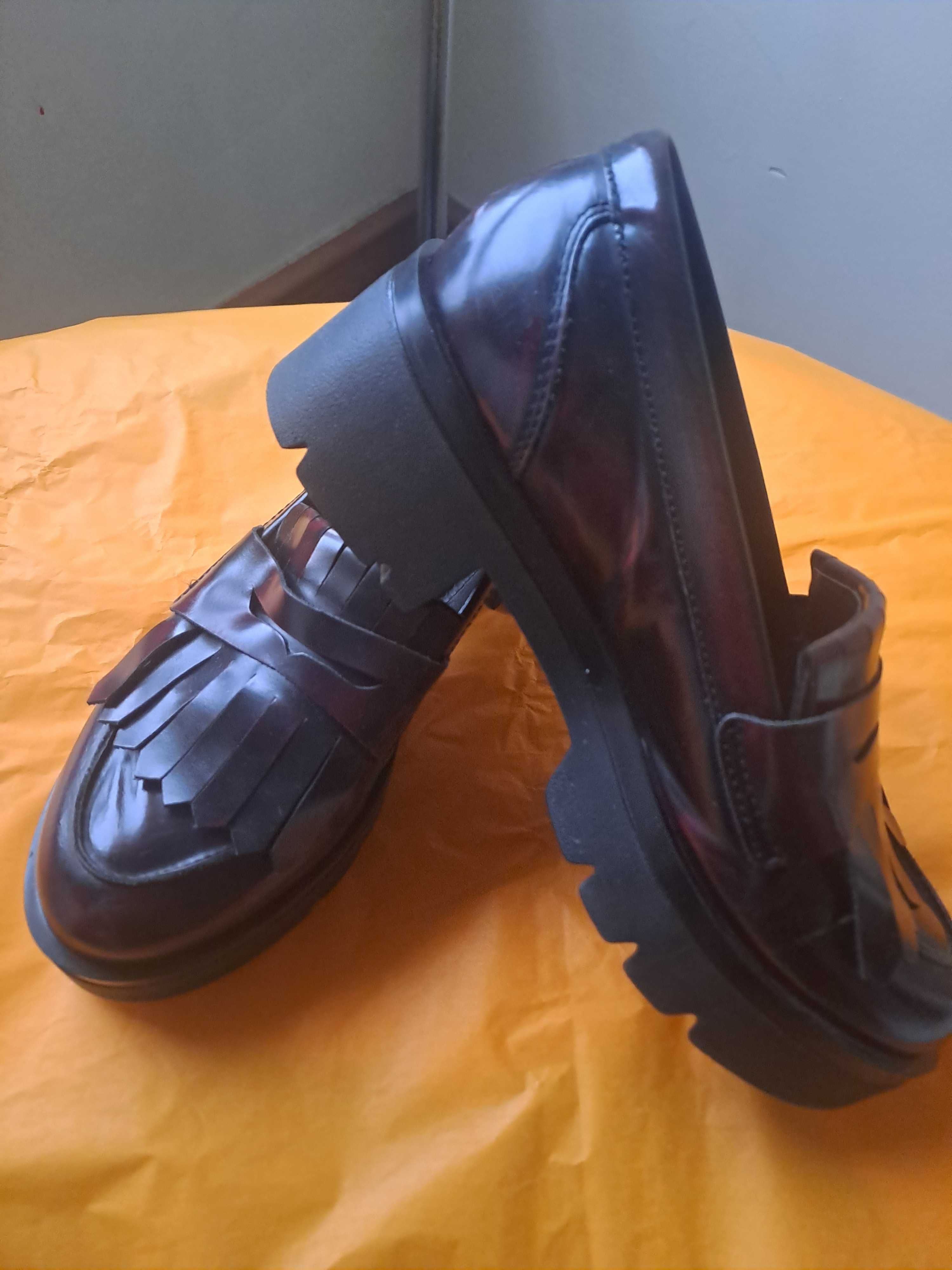 Mocassins castanho escuro em verniz