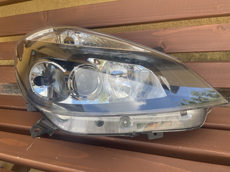 Фара Рено Кліо права