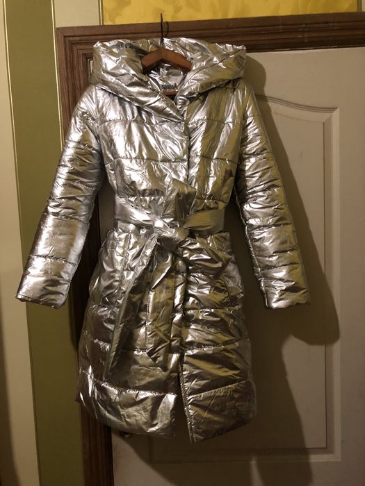 Нова куртка зимова сріблястого кольору.