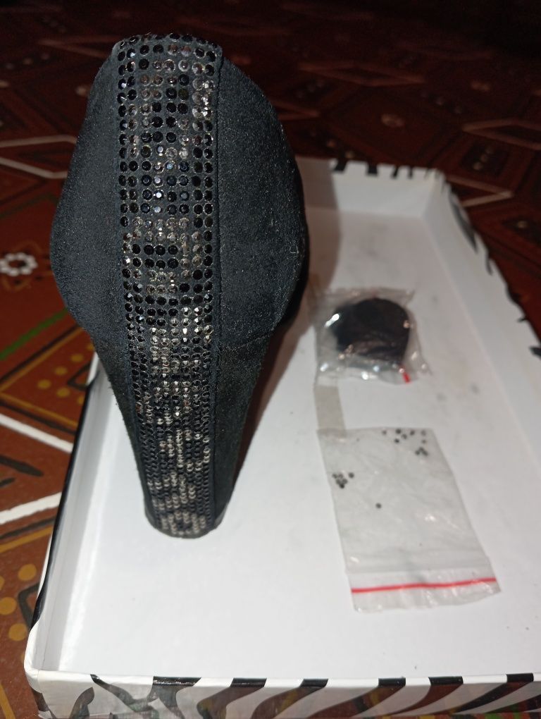 Продам жіночі туфлі з натуральної замші