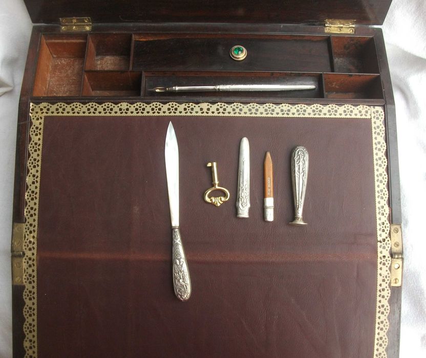 Escrivaninha portátil em pau rosa e madrepérola. Caixa de escrita.