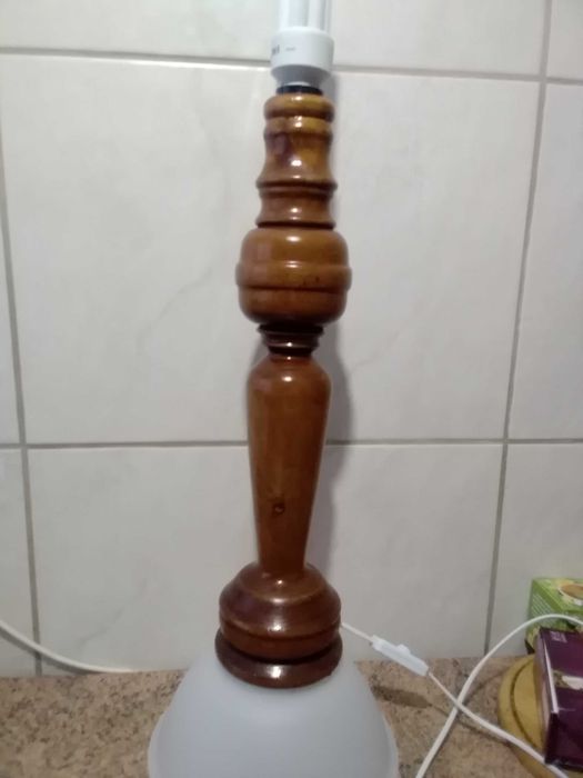 Lampa stojąca z naturalnego drewna