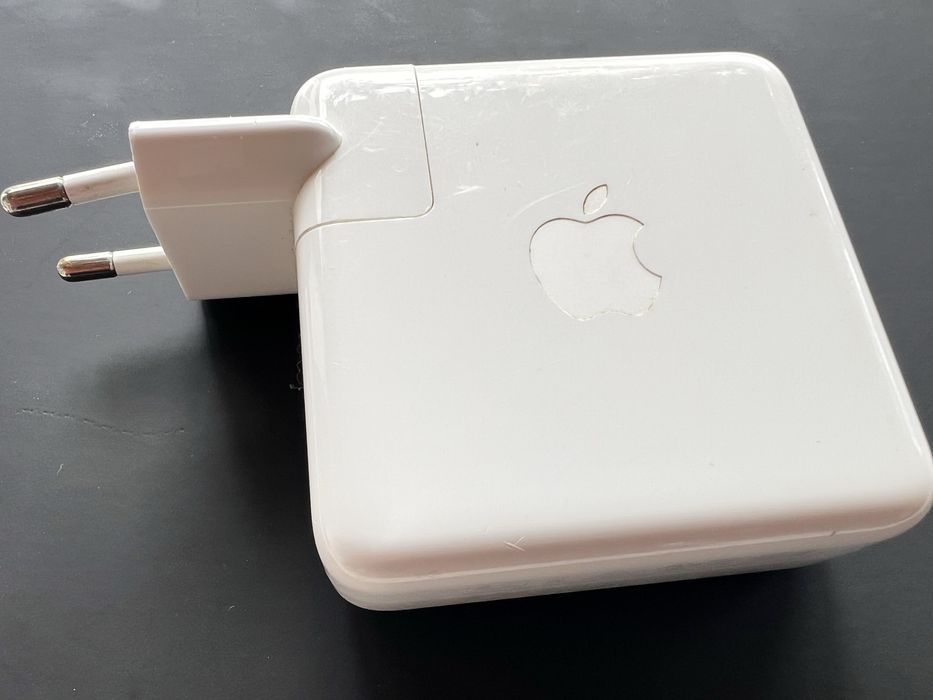 MacBook Pro 13” (2020, Intel i5 Quad-Core) Touch Bar