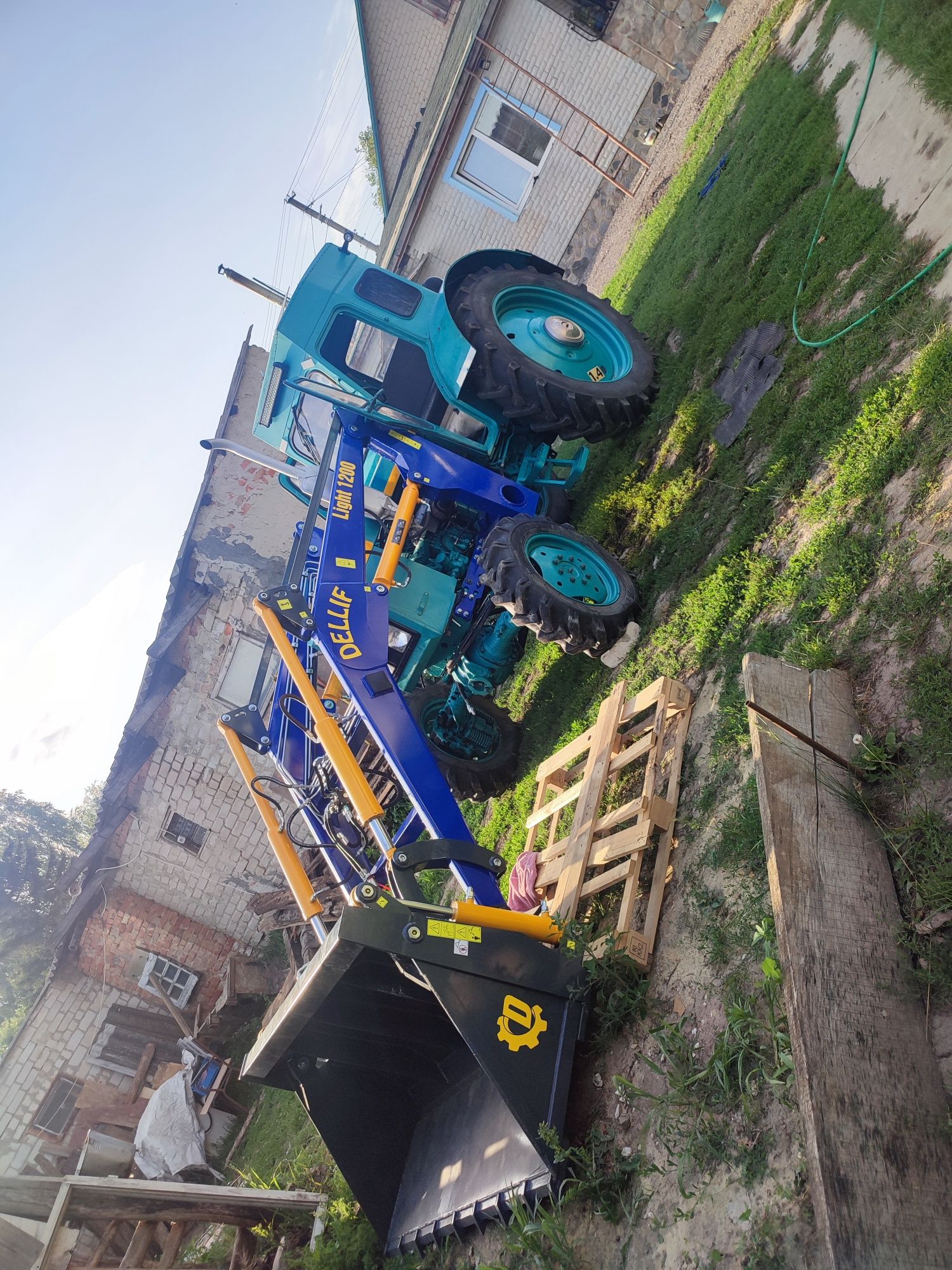 Т 40 ам с фронтальним погрусчіком челюстной и сніговою лопатою поворот