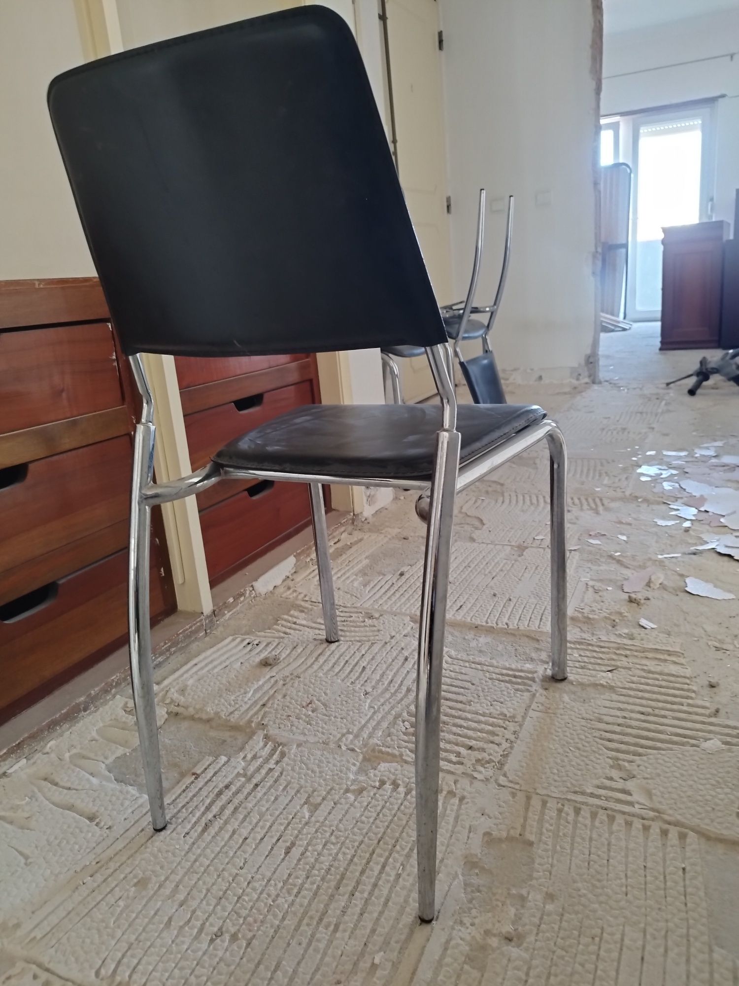 Mesa de vidro e 4 cadeiras