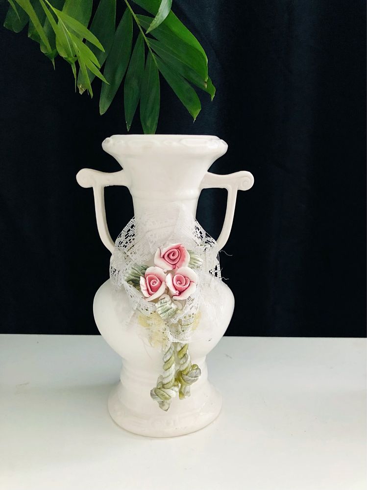Stary Ceramiczny wazonik zdobiony różami kwiatki w stylu creapy