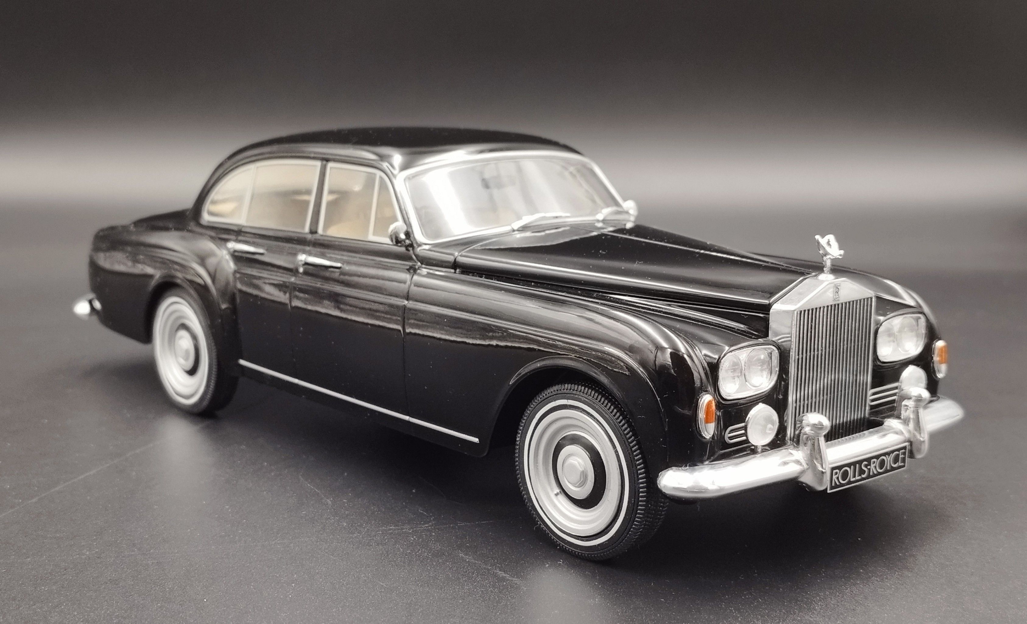 1:18 MCG 1965 Rolls Royce Silver Cloud III model uszkodzony