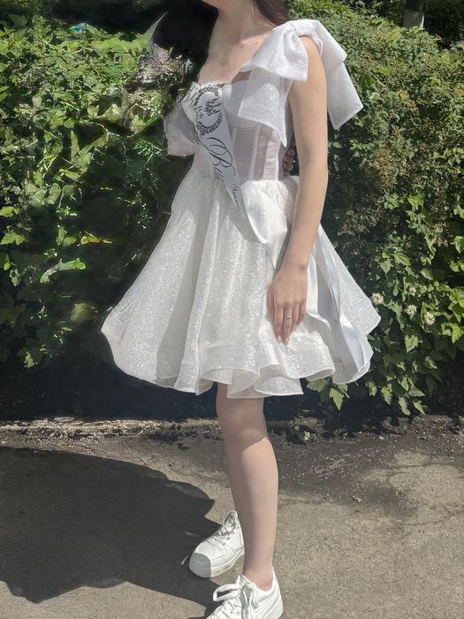 Біла випускна сукня