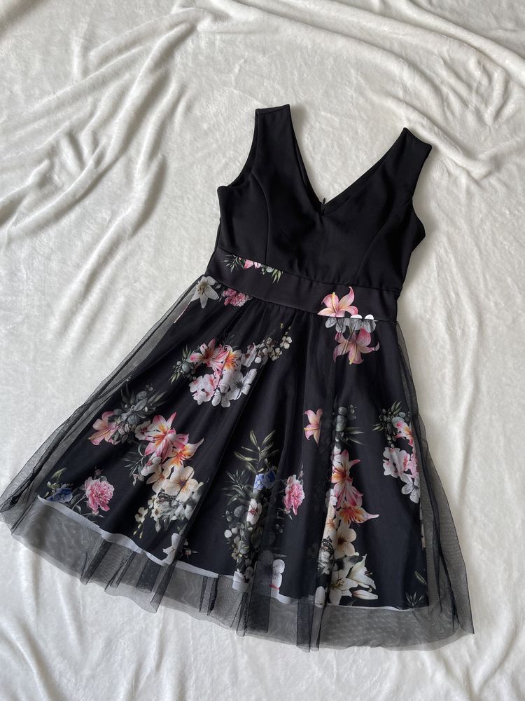Czarna sukienka w kwiaty