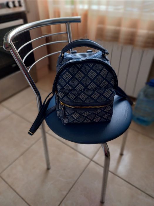 Женский рюкзак синего цвета.