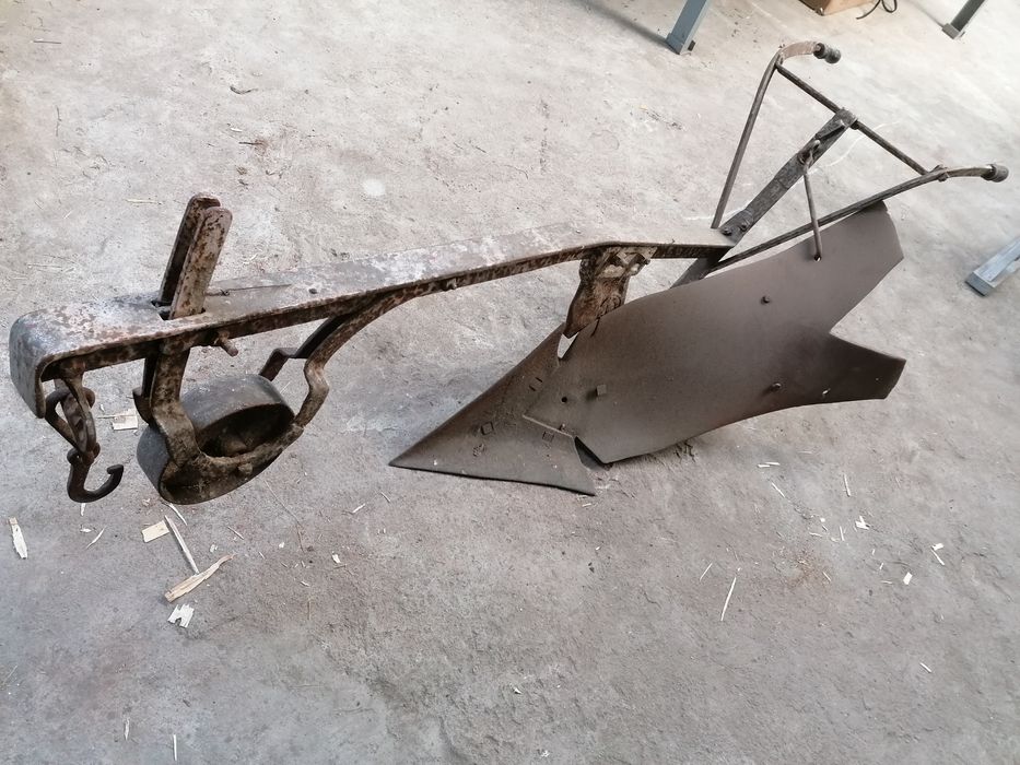 Vendo para desocupar charrua mais  semeador em bom estado  conservação