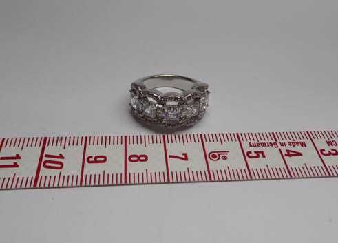 Srebrny pierścionek z cyrkoniami różne szlify R.10