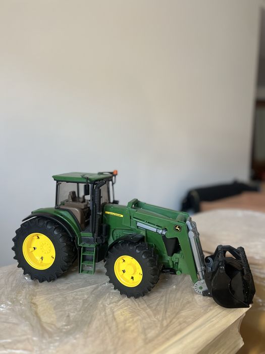 Трактор Bruder John Deere
