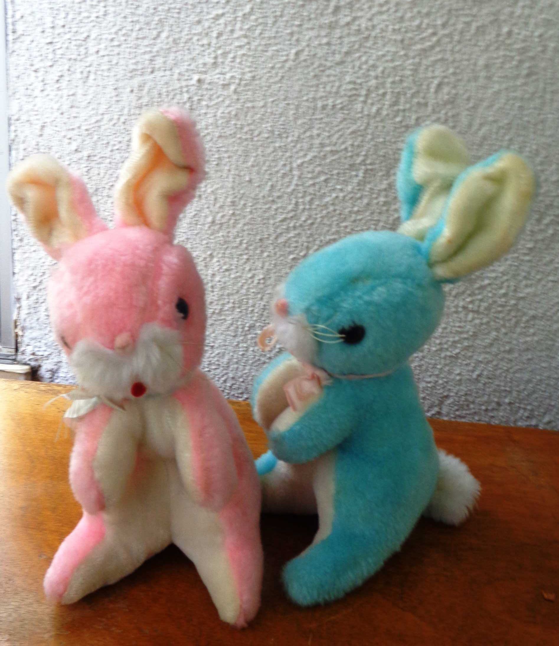 Dois coelhinhos em peluche, anos 70