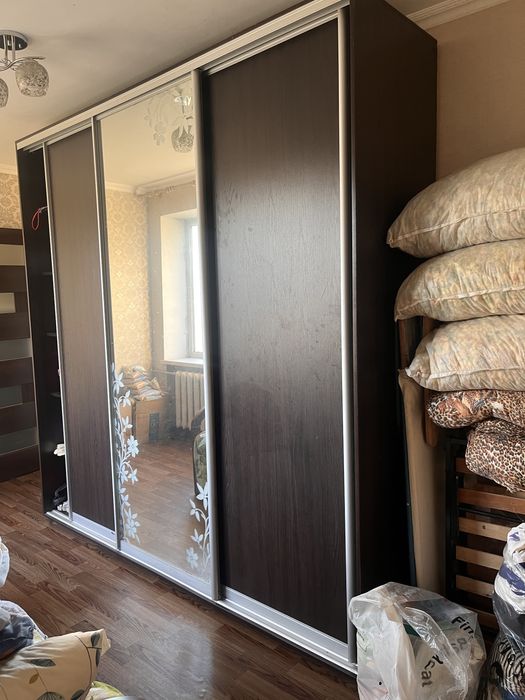 Шкаф купе золотого цвета