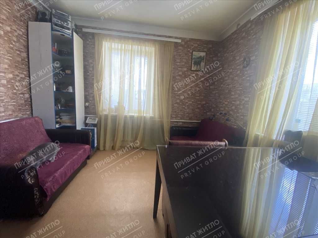 Затишний цегляний будинок з окремою ділянкою.