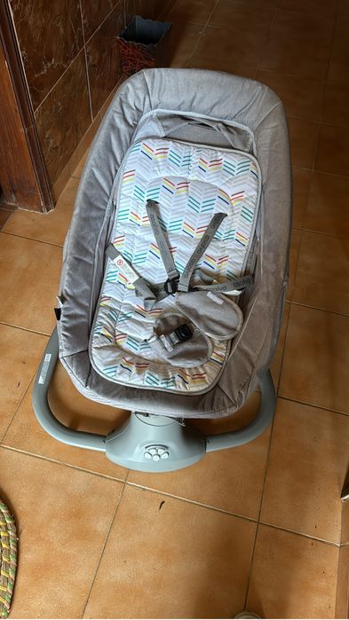 Vendo berço de bebe e cadeira baloiço