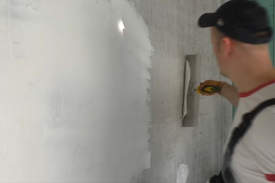 Ремонт квартир : шпаклёвка стен , поклейка обоев .