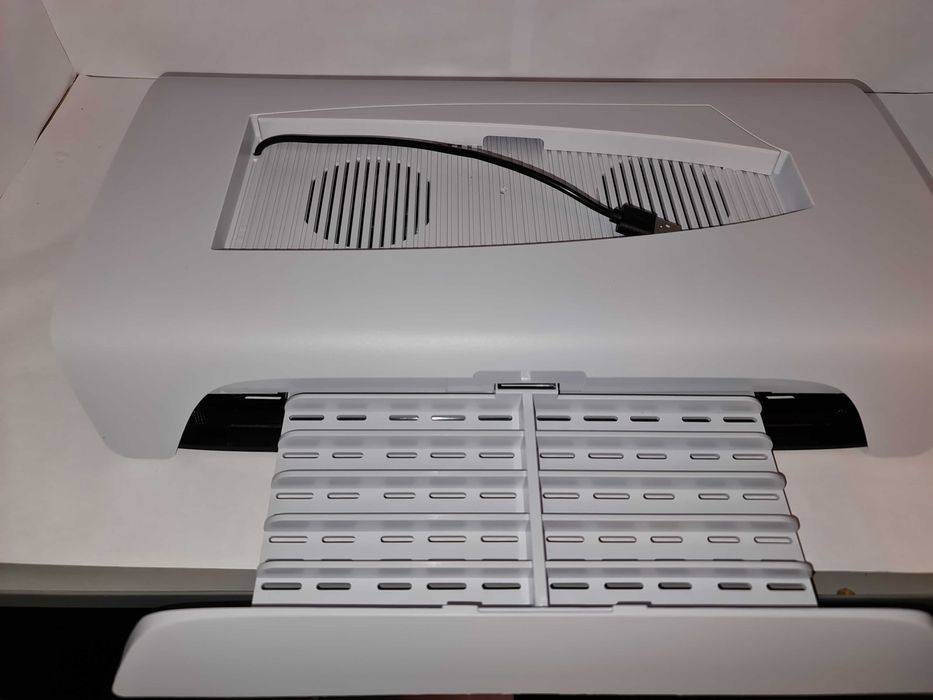 Stojak z wentylatorem chłodzącym i stacją ładującą pady konsoli PS5