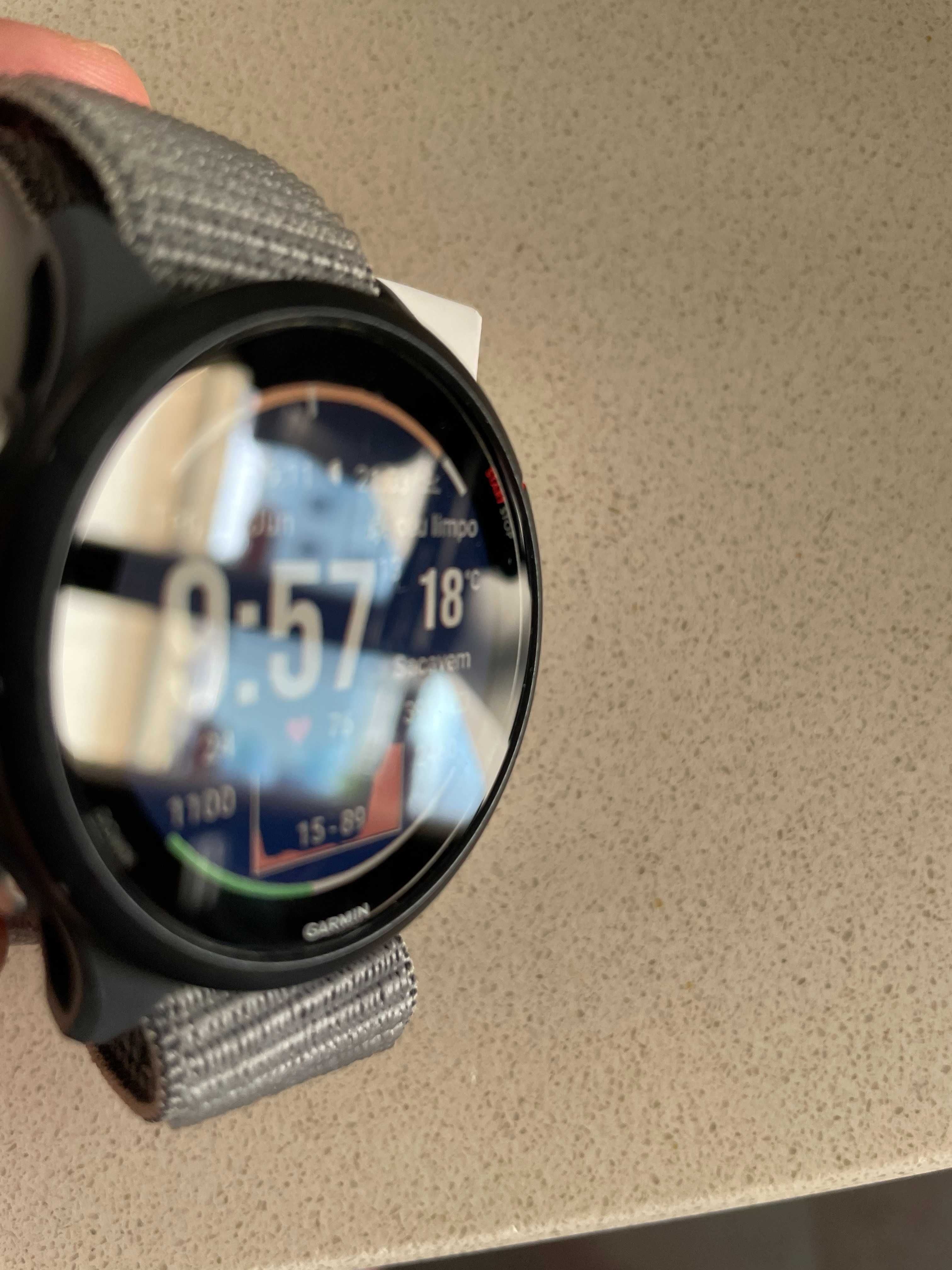 Garmin Smartwatch GPS de Corrida Forerunner 255 com Bracelete em Nylon